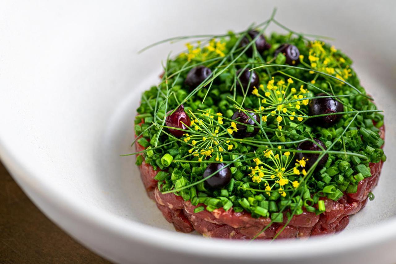 Hotel Pacai, Vilnius, A Member Of Design Hotels Екстериор снимка A dish of beef tartar