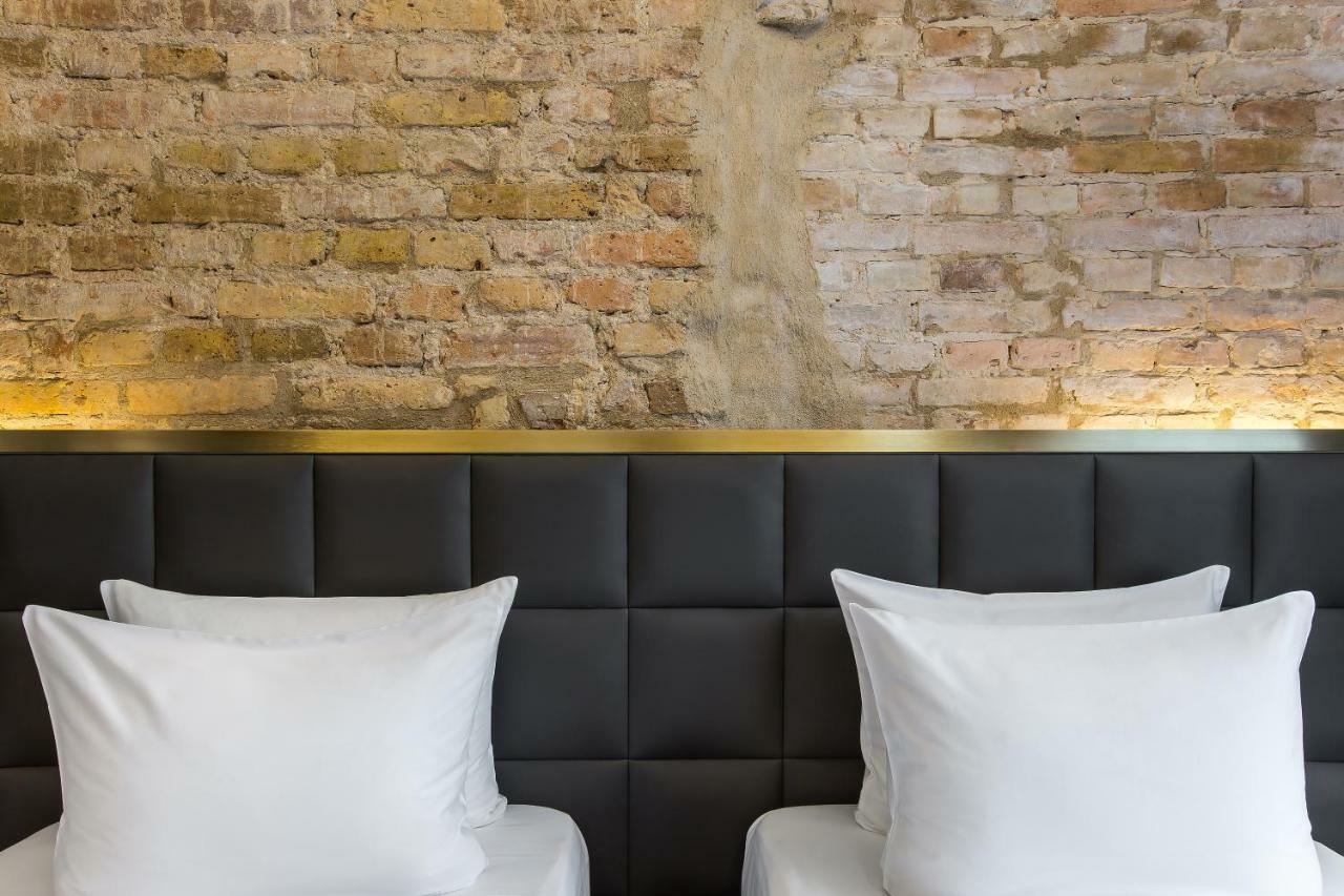 Hotel Pacai, Vilnius, A Member Of Design Hotels Екстериор снимка A bed with two pillows