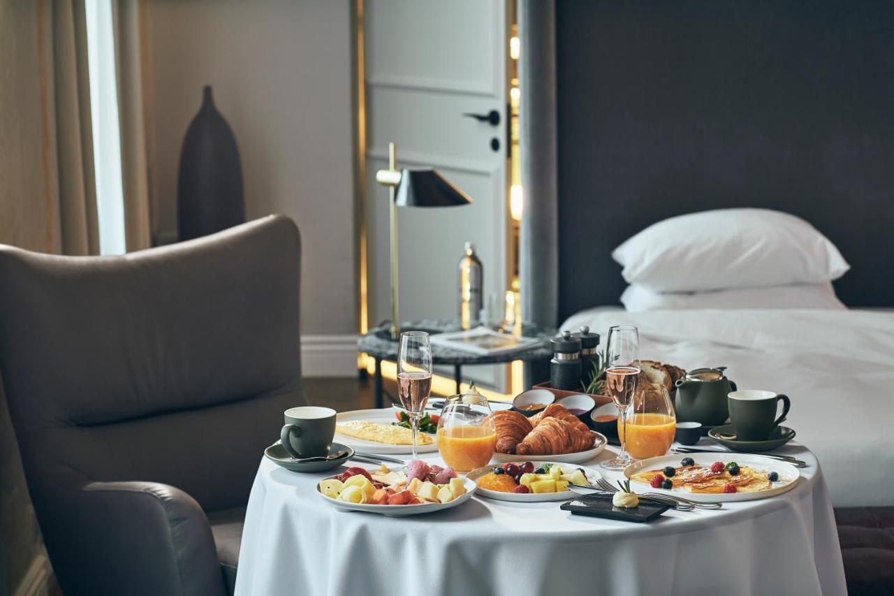 Hotel Pacai, Vilnius, A Member Of Design Hotels Екстериор снимка Breakfast in a hotel room