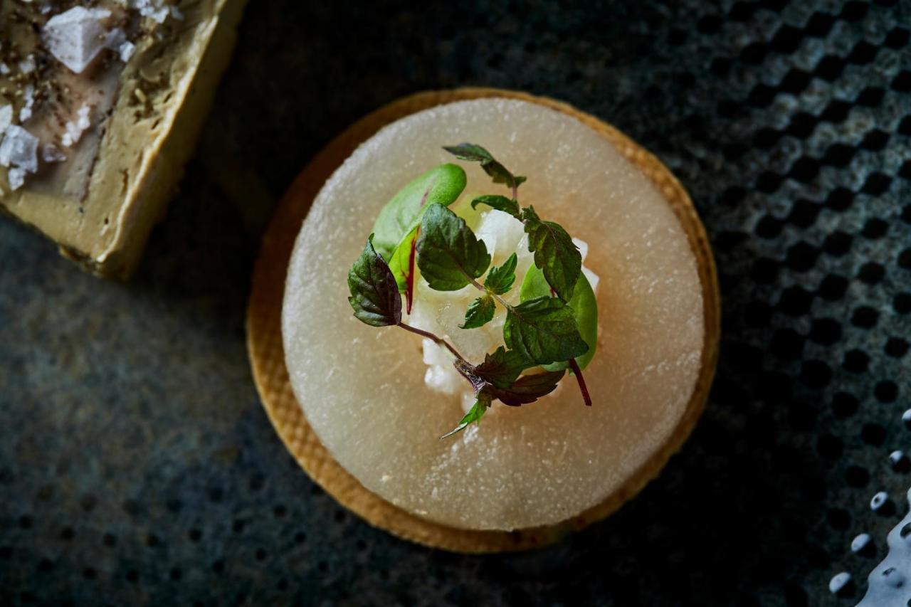 Hotel Pacai, Vilnius, A Member Of Design Hotels Екстериор снимка A cocktail garnished with a sprig of mint